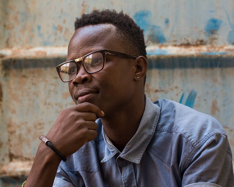 La verdad del resultado en pensamientos negativos hacia otra persona: cómo esa energía regresa multiplicada