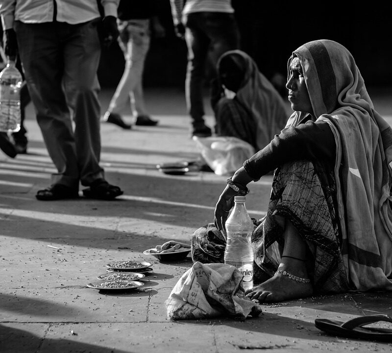 Imagen relacionada con LA POBREZA ES UNA ENFERMEDAD, implantada por el PODER