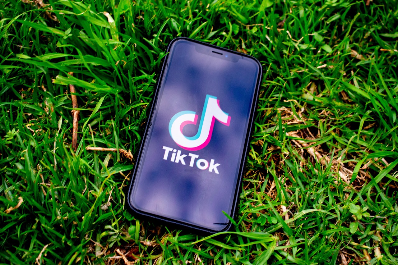Imagen relacionada con Se viralizó en TikTok el hábito de dormir con cinta en la boca: Médicos advierten riesgos