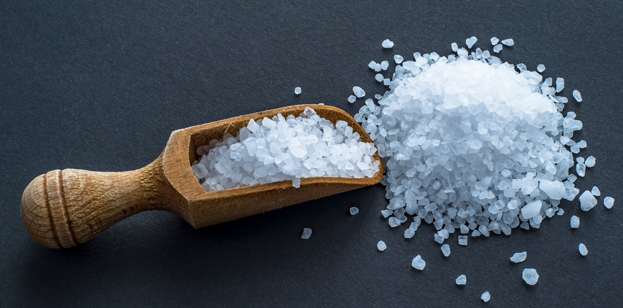 Limpieza energética con sal gruesa, guía definitiva para sacar malas vibras de tu casa