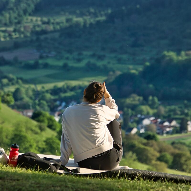 Imagen relacionada con ¿Pienso mucho en una persona? Lo que significa energéticamente (no es solo obsesión)