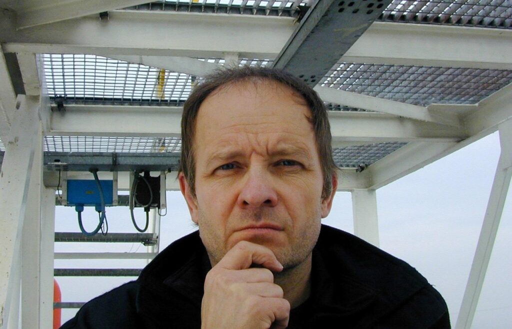 Imagen relacionada con ¿Pienso mucho en una persona? Lo que significa energéticamente (no es solo obsesión)