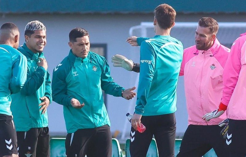 cucho chimy betis victor entrenamiento pasillo U70402075576WZk 1024x512@diario abc