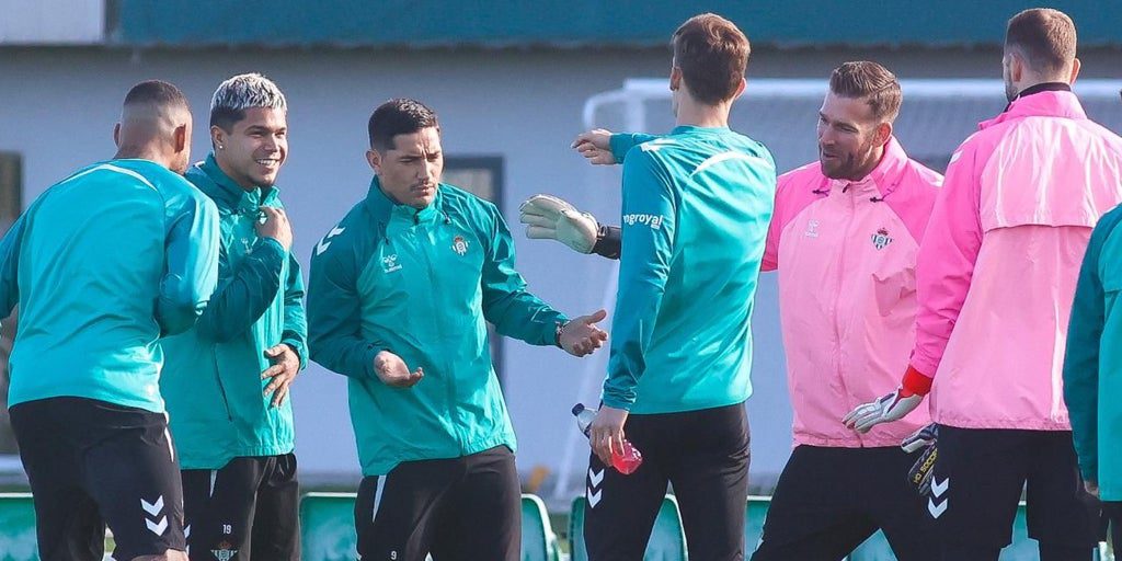 cucho chimy betis victor entrenamiento pasillo U70402075576WZk 1024x512@diario abc