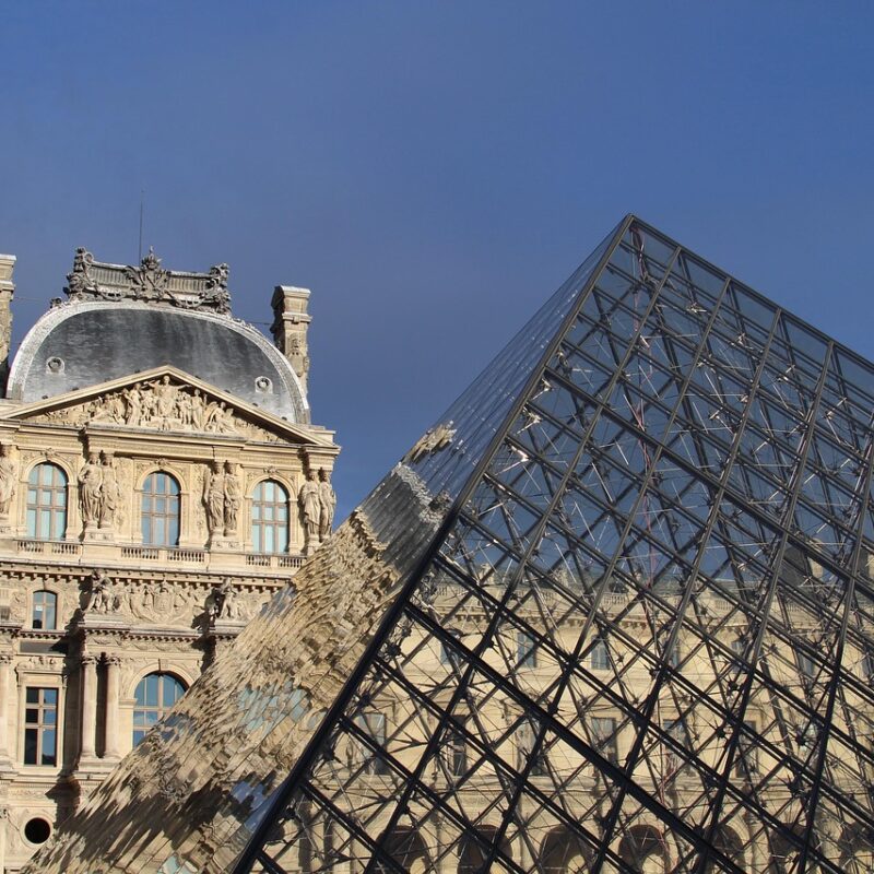 Imagen relacionada con Fuga de agua daña cientos de obras en el Museo del Louvre